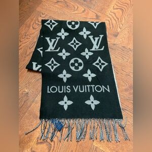 Louis Vuitton Essential scarf